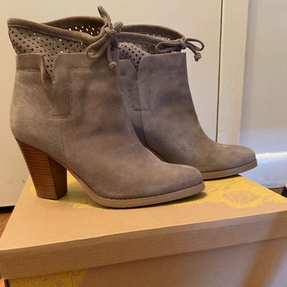 Crown vintage grey booties size 71/2